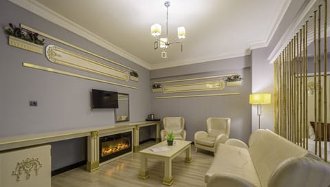 Family Room | Desk, free WiFi, bed sheets