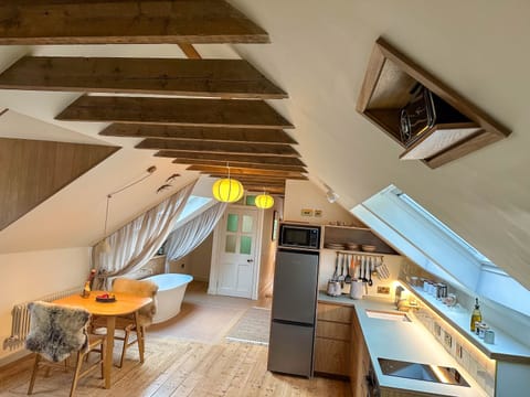 Romantic Loft, Private Bathroom (Lux)