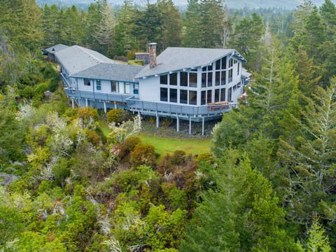 Dunecastle - sits atop a forested dune looking at the coastal view and 10 mins to town