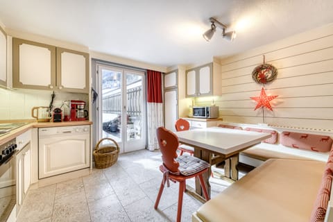 House (incl. Cleaning Fee, Laundry Package & City Tax) | Private kitchen | Fridge, microwave, oven, stovetop