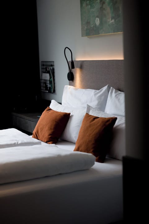 Deluxe Room | Premium bedding, in-room safe, desk, laptop workspace