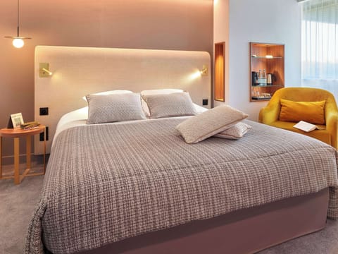 Premium Room, 1 King Bed, Non Smoking, Golf View (Larger Room) | Premium bedding, in-room safe, laptop workspace, blackout drapes