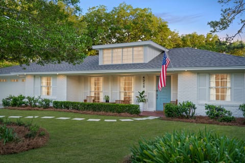 Welcome to The Palm! Saltwater pool, hot tub, covered porch and more!