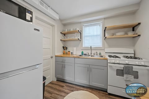 Kitchen - Note no dishwasher