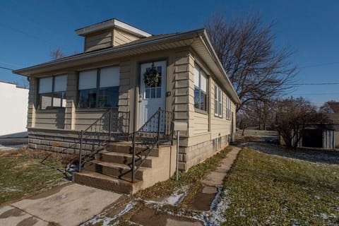 Cute, cozy ,fully licensed bungalow walking distance to downtown Lake Geneva!