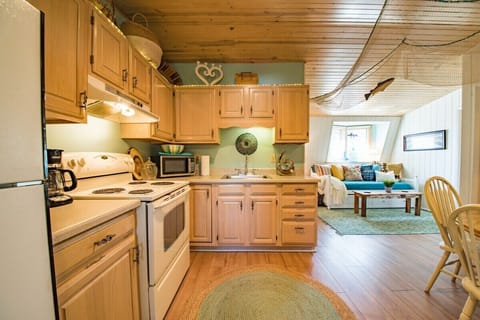 Fully equipped kitchen with coffee maker, oven, toaster, and refrigerator (no dishwasher)