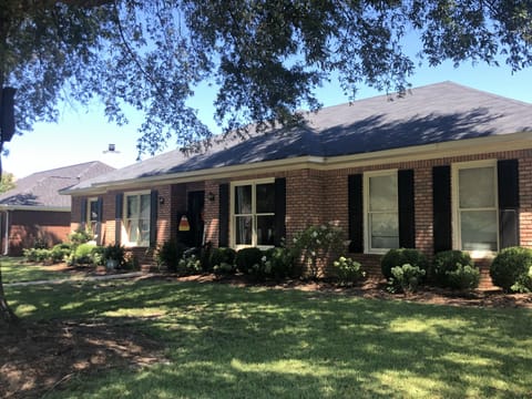The house is in a quiet neighborhood in a culdesac. 