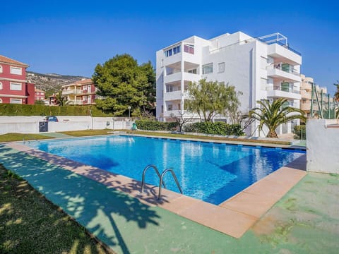 Water, Building, Sky, Plant, Daytime, Property, Window, Swimming Pool, Azure, House