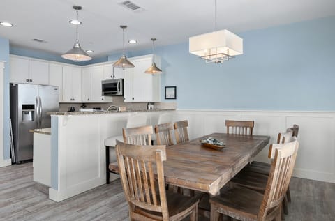 Dining Area that seats 8