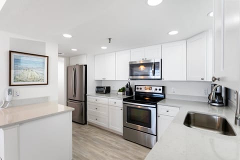 Shores of Madeira 501 Kitchen