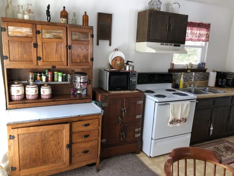 Kitchen: stove, oven, microwave, table & chairs