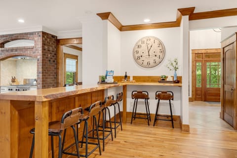 Kitchen Bar | Seating for 6