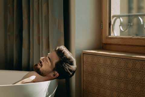 Marktplatz Junior Suite | Bathroom | Free toiletries, hair dryer, bathrobes, slippers