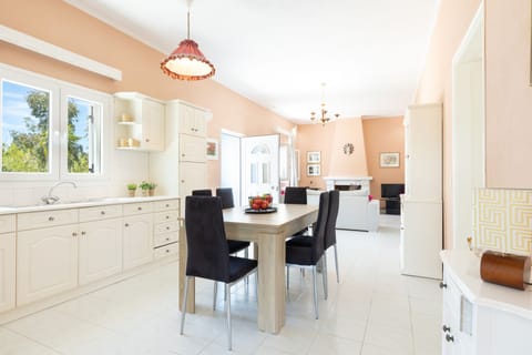 Villa, 3 Bedrooms, Patio, Garden View | Interior