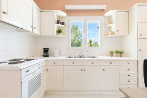 Villa, 3 Bedrooms, Patio, Garden View | Private kitchen | Fridge, oven, stovetop, electric kettle