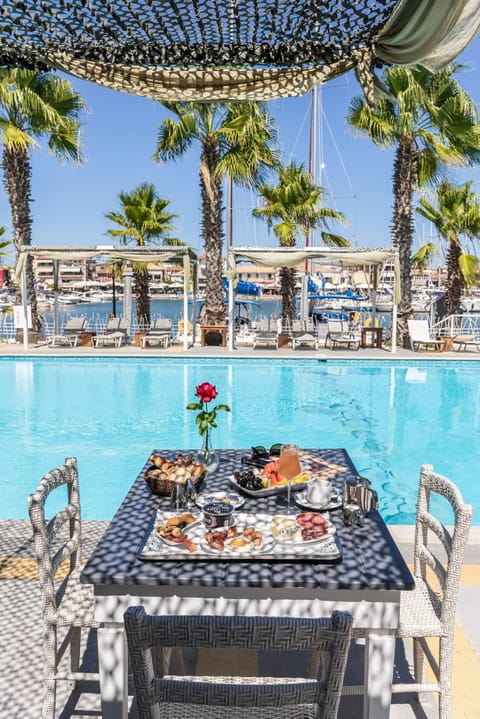 Daily buffet breakfast for a fee