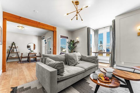 【Living Room】 Gas fireplace and Sonos — your base camp after a day on the mountain