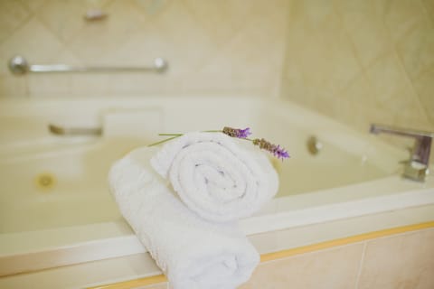 Standard Room, 1 King Bed | Jetted tub