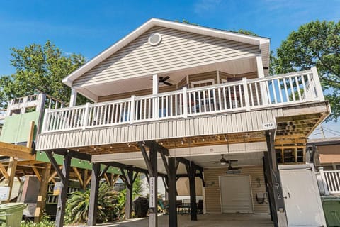 Spacious elevated deck perfect for relaxing and entertaining
