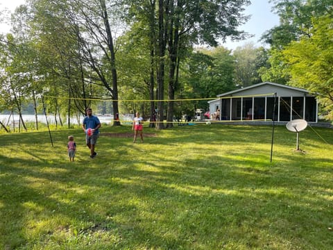 Large yard for volleyball, badminton, frisbee, corn hole, tag, relaxing....