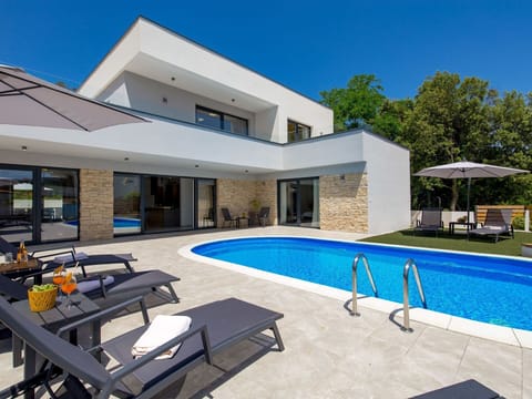Water, Sky, Building, Property, Swimming Pool, Plant, Window, Shade, Architecture, Outdoor Furniture