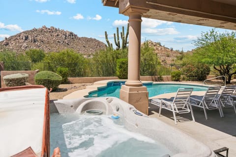 Desert Oasis with Mountain views!