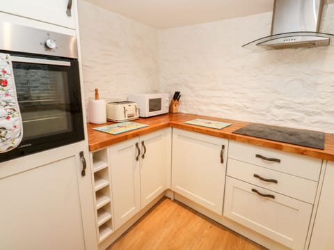 Fridge, dishwasher, cookware/dishes/utensils