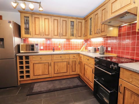 Cottage | Private kitchen | Fridge, dishwasher, electric kettle, toaster