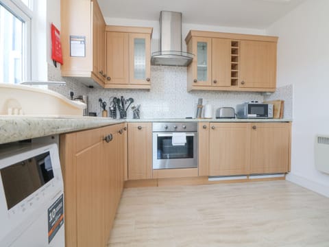 Cottage | Private kitchen | Fridge, electric kettle, toaster, cookware/dishes/utensils