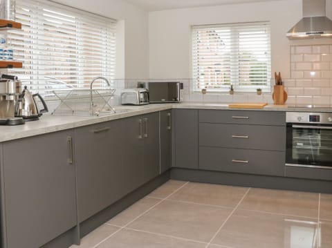 Cottage | Private kitchen | Fridge, dishwasher, electric kettle, toaster