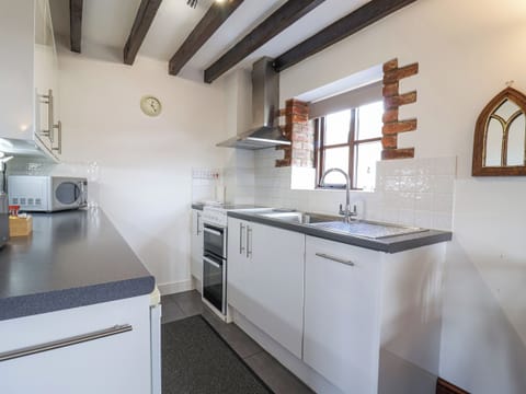 Cottage | Private kitchen | Fridge, dishwasher, electric kettle, toaster