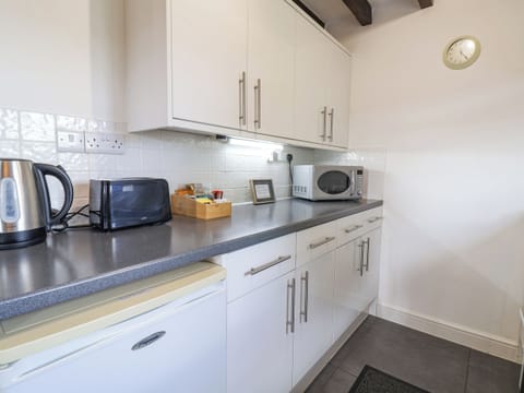 Cottage | Private kitchen | Fridge, dishwasher, electric kettle, toaster