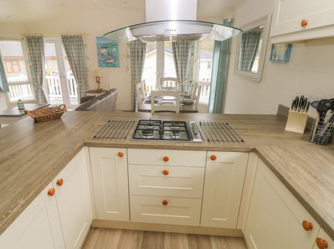 Cottage | Private kitchen | Fridge, dishwasher, electric kettle, toaster