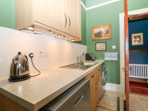 Cottage | Private kitchen | Fridge, dishwasher, electric kettle, toaster