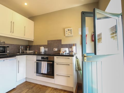 Cottage | Private kitchen | Fridge, electric kettle, toaster, cookware/dishes/utensils