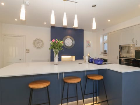 Cottage | Private kitchen | Fridge, dishwasher, cookware/dishes/utensils