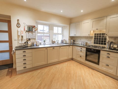 Cottage | Private kitchen | Fridge, dishwasher, electric kettle, toaster
