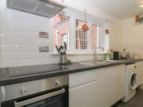 Cottage | Private kitchen | Fridge, microwave, cookware/dishes/utensils
