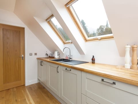 Cottage | Private kitchen | Fridge, dishwasher, electric kettle, toaster