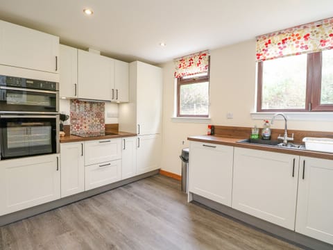 Cottage | Private kitchen | Fridge, dishwasher, electric kettle, toaster