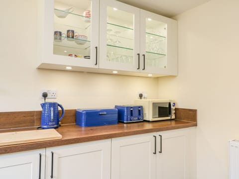 Cottage | Private kitchen | Fridge, dishwasher, electric kettle, toaster