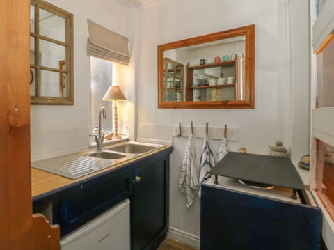 Cottage | Private kitchen | Fridge, electric kettle, toaster, cookware/dishes/utensils