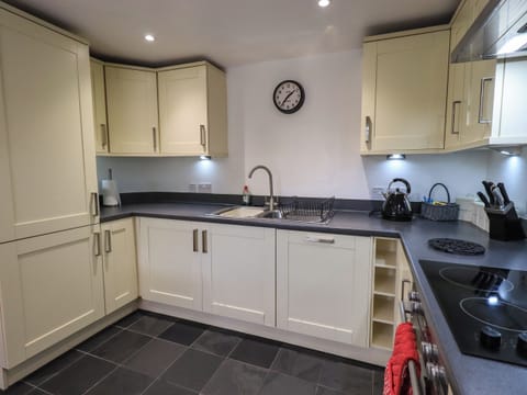 Cottage | Private kitchen | Dishwasher, cookware/dishes/utensils