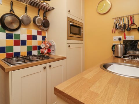 Cottage | Private kitchen | Fridge, electric kettle, toaster, cookware/dishes/utensils