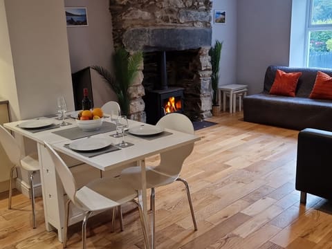 Cottage | Dining