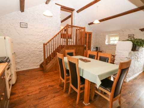 Cottage | Private kitchen | Fridge, electric kettle, toaster, cookware/dishes/utensils