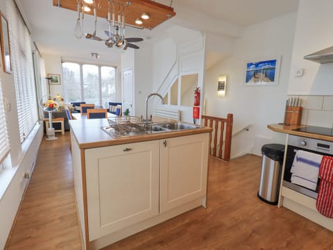 Cottage | Private kitchen | Fridge, dishwasher, cookware/dishes/utensils