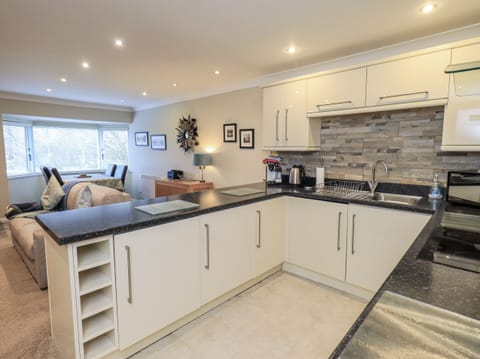 Cottage | Private kitchen | Fridge, dishwasher, cookware/dishes/utensils