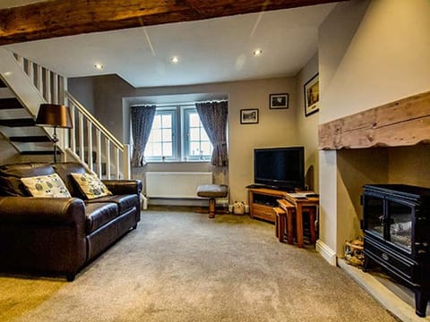 Cottage | Living room | TV, fireplace
