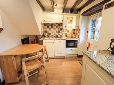 Cottage | Private kitchen | Dishwasher, cookware/dishes/utensils